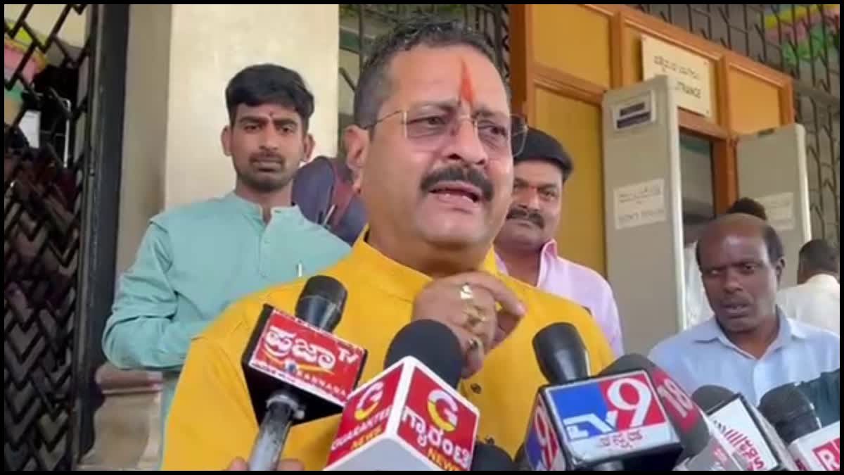 Marriage Reward 5 Lakh: कर्नाटक विधायक का अजीब ऐलान, मुस्लिम लड़की से शादी करने पर दिया 5 लाख का इनाम